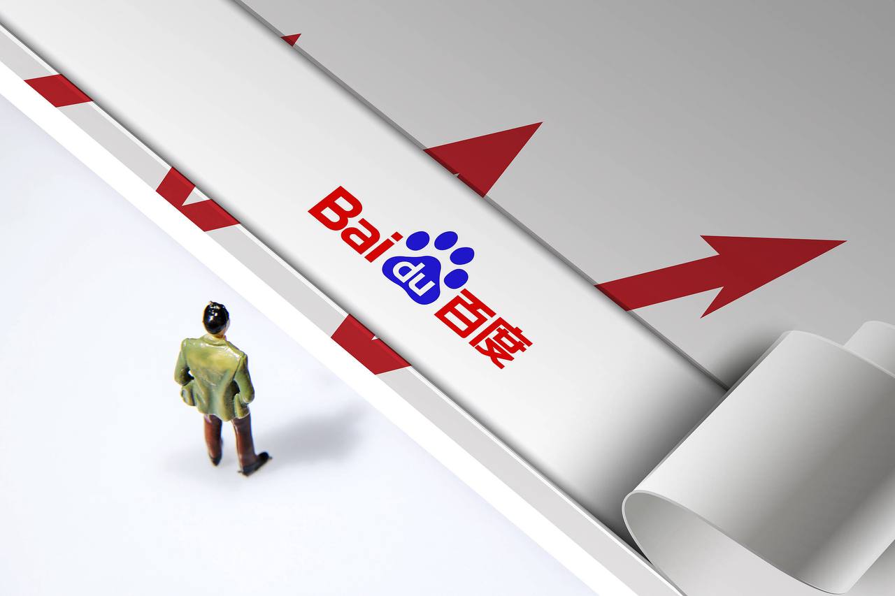 孙颖莎何卓佳香港机场买玩偶